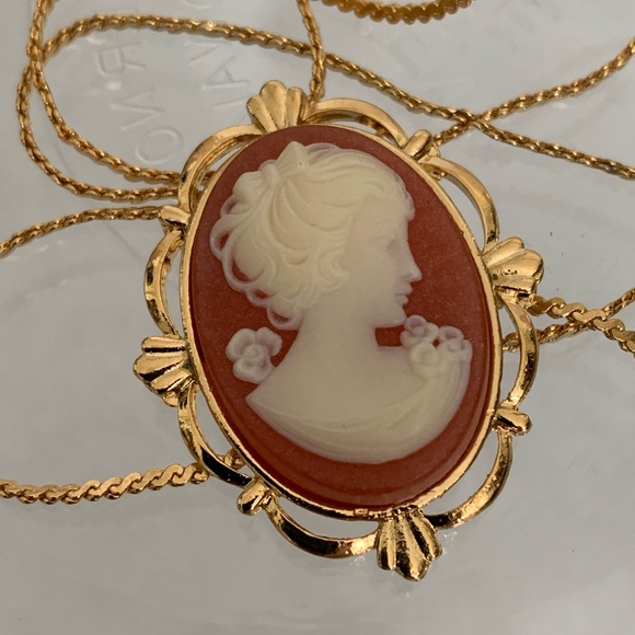 New vintage coral Cameo Pendant Necklace Right-facing - Picture 3 of 13